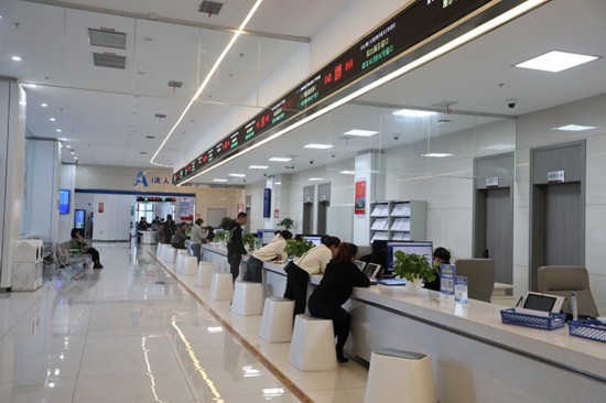觀山湖區(qū)政務(wù)大廳窗口辦事忙。