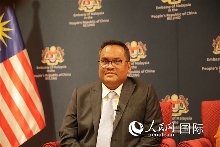 馬來西亞駐華大使諾曼在11月12日召開的記者見面會上回答記者提問。人民網(wǎng) 王婧攝