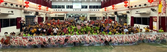 在工作坊導師的指導下，三校200余名學生共同完成了一幅長達80尺的水墨畫作。主辦方供圖