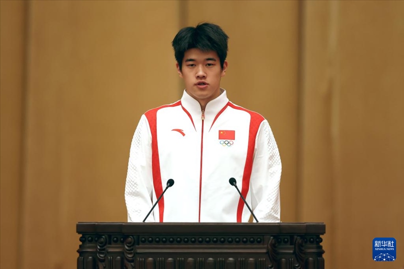 11月15日，游泳運動員潘展樂在報告會上發(fā)言。新華社記者 李明 攝