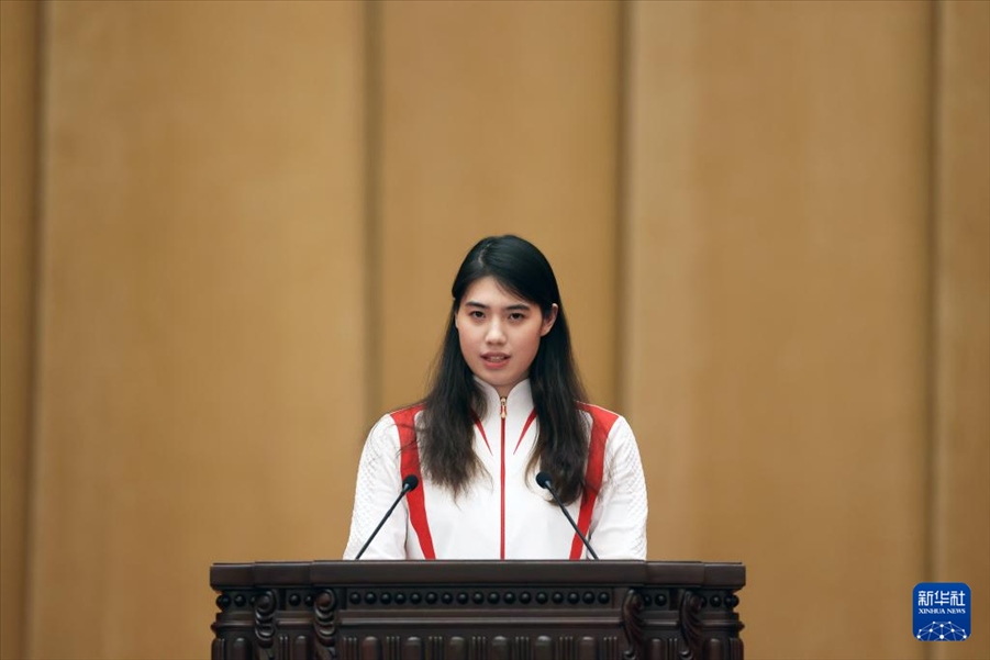 11月15日，游泳運動員張雨霏在報告會上發(fā)言。新華社記者 李明 攝