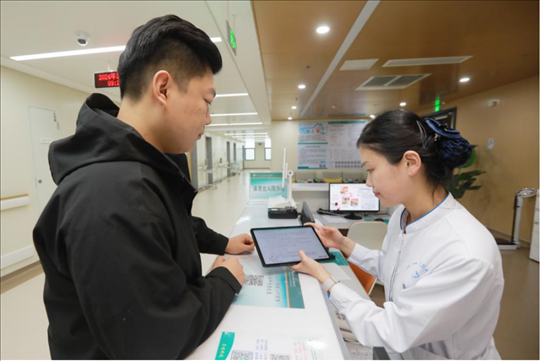 患者在護(hù)士站為家屬辦理床旁出院手續(xù)。圖片來源：山東第一醫(yī)科大學(xué)第二附屬醫(yī)院