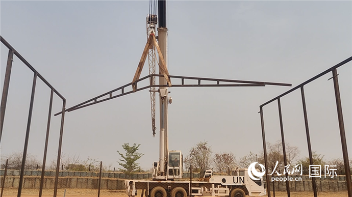 ▲吊裝洗車棚鋼架構(gòu)（秦貴君攝）