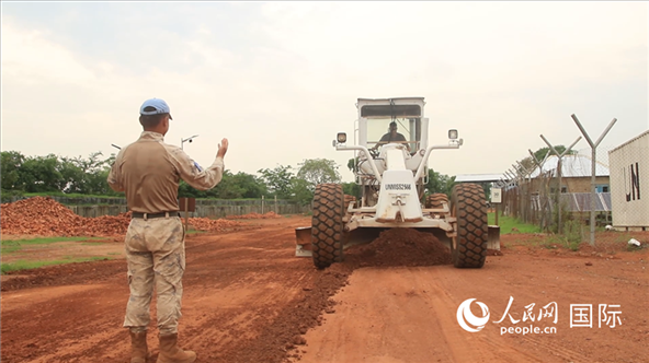 ▲常態(tài)維護(hù)營(yíng)區(qū)道路（張洪奧攝）