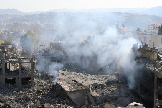 這是10月16日在黎巴嫩南部城鎮(zhèn)加納拍攝的遭摧毀的建筑。新華社發(fā)（阿里·哈希紹攝）