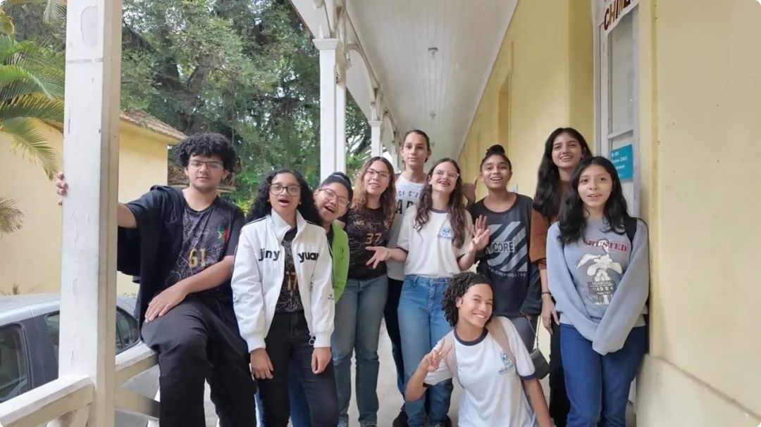 學(xué)生們用中文跟島叔問好。作者供圖