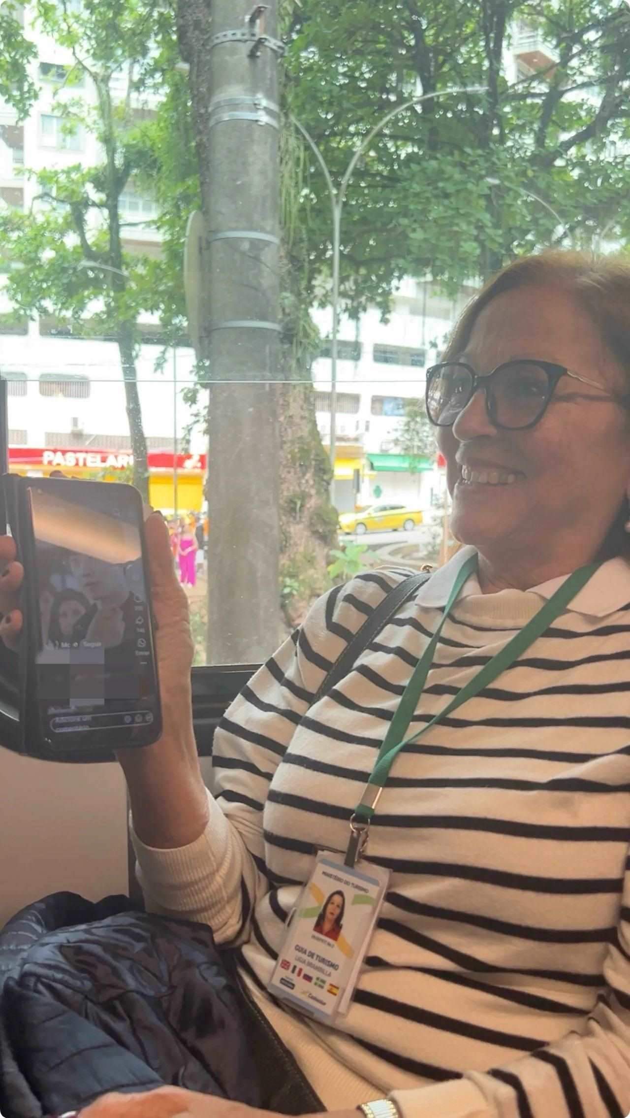 當(dāng)?shù)厝讼驆u叔展示中國網(wǎng)劇。作者供圖