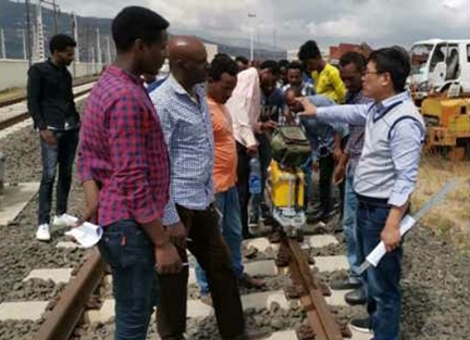 山東職業(yè)學院開展亞吉鐵路運營技術(shù)培訓。教育部職業(yè)教育與成人教育司供圖