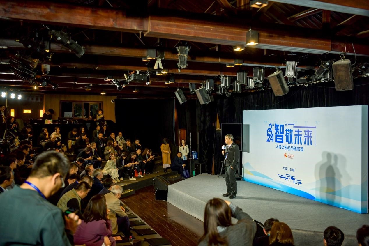 在開場環(huán)節(jié)，清華大學人工智能研究院常務副院長、教授孫茂松發(fā)言分享。人民網(wǎng)記者 任峰濤攝