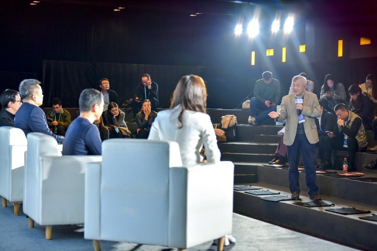 陳長汶教授與對話嘉賓現(xiàn)場互動。人民網(wǎng)記者 任峰濤攝