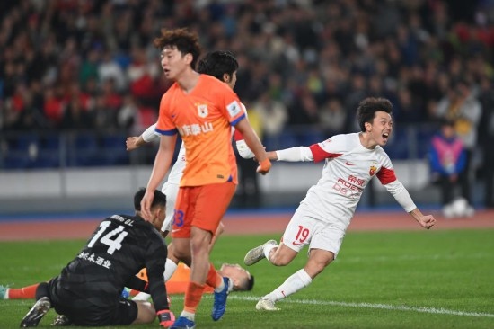 11月23日，上海海港隊(duì)球員王振澳（右）慶祝進(jìn)球。新華社記者 黃宗治 攝