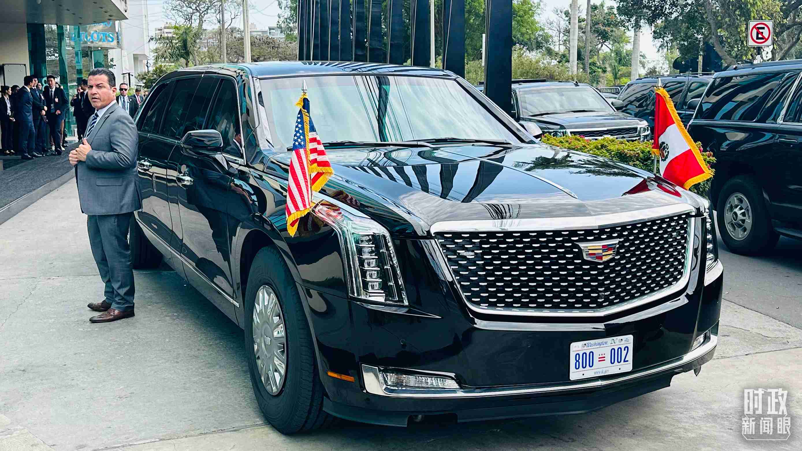 美國總統(tǒng)拜登乘車抵達中美元首會晤現(xiàn)場。（總臺央視記者范一鳴拍攝）