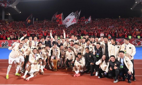 11月23日，上海海港隊(duì)成員在頒獎(jiǎng)儀式后與球迷合影。新華社記者 黃宗治 攝