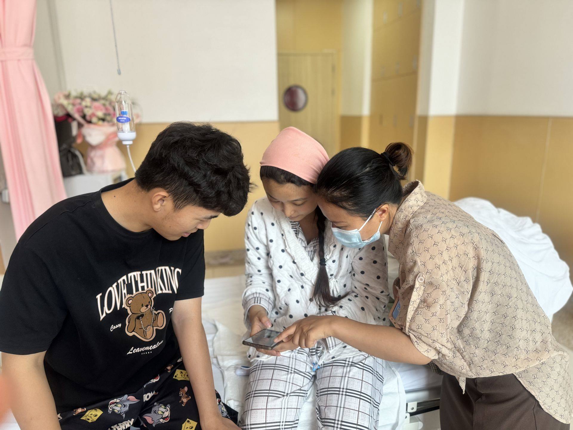 新生兒家庭通過(guò)手機(jī)辦理新生兒出生“一件事”。安徽省數(shù)據(jù)資源管理局供圖