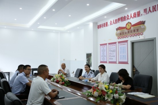 榕江縣稅務(wù)局在園區(qū)協(xié)商議事室協(xié)調(diào)解決企業(yè)訴求。黔東南州稅務(wù)局供圖