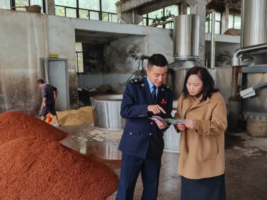 鎮(zhèn)遠(yuǎn)縣稅務(wù)局在酒企宣傳調(diào)研。黔東南州稅務(wù)局供圖