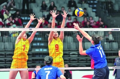 11月27日，山東隊球員李晨瑄（中）、李美君（左）在比賽中攔網(wǎng)。新華社發(fā)