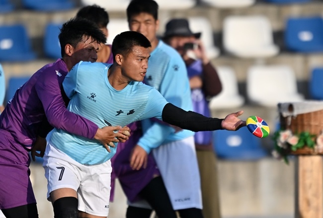 11月28日，花炮半決賽，廣西隊(duì)與海南隊(duì)展開激烈角逐。新華社記者 郭程攝