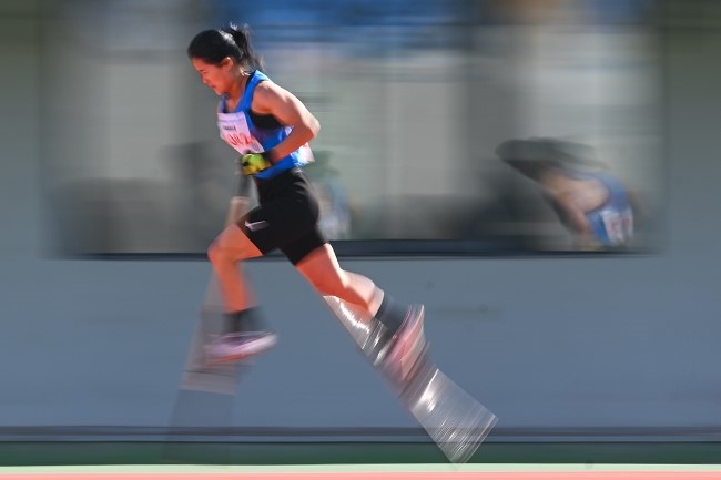 11月28日，海南隊(duì)選手吳明芬在高腳競速比賽中。新華社記者 杜子璇攝