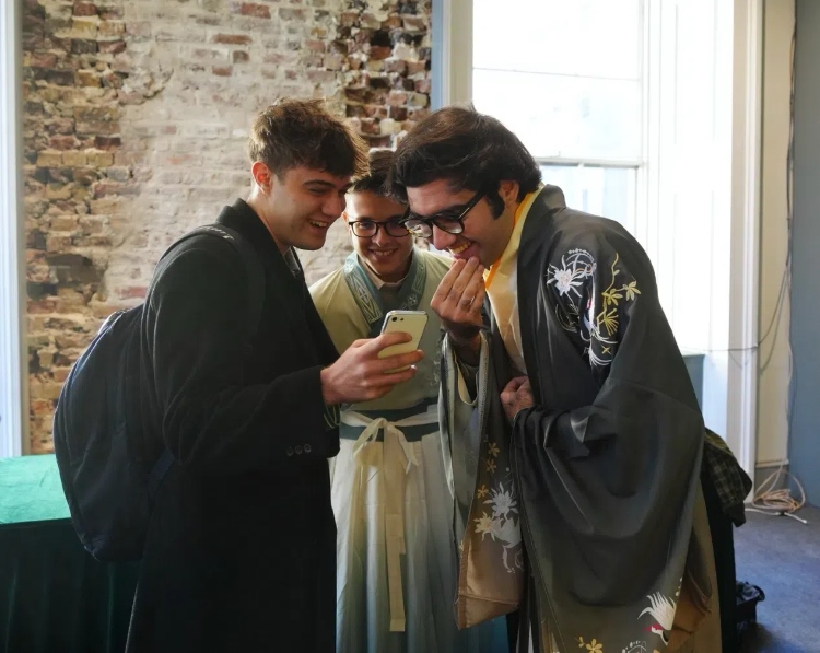 英國學(xué)生感受漢服魅力。吳若鳴攝