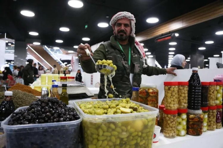 一位展商展示腌橄欖。納達(dá)爾·達(dá)烏德攝