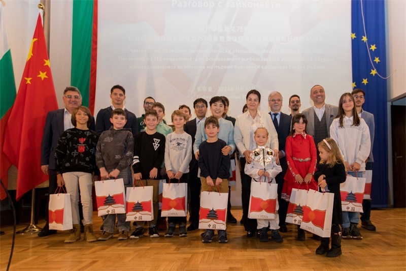為保加利亞青少年頒發(fā)獎品。中國駐保加利亞大使館供圖
