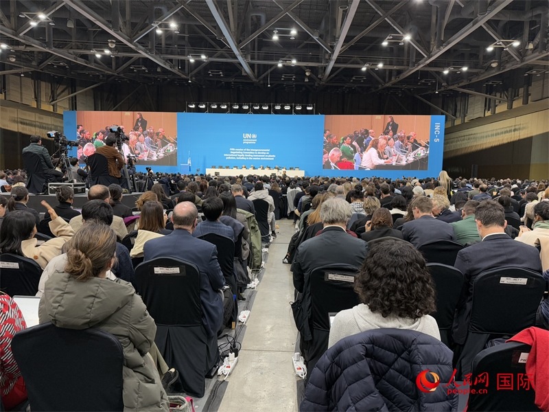 圖為塑料污染政府間談判委員會(huì)第五次會(huì)議現(xiàn)場(chǎng)。人民網(wǎng)記者 莽九晨攝