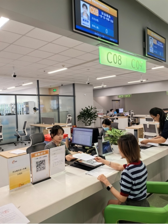 成都高新區(qū)“開(kāi)辦餐飲店一件事”服務(wù)窗口。成都市市場(chǎng)監(jiān)督管理局供圖