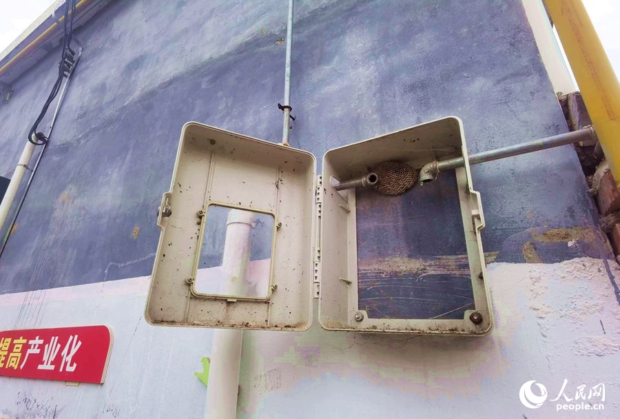 在玉山村的一處未安裝燃?xì)獗淼谋硐鋬?nèi)，掛著一個馬蜂窩。人民網(wǎng)記者 慎志遠(yuǎn)攝