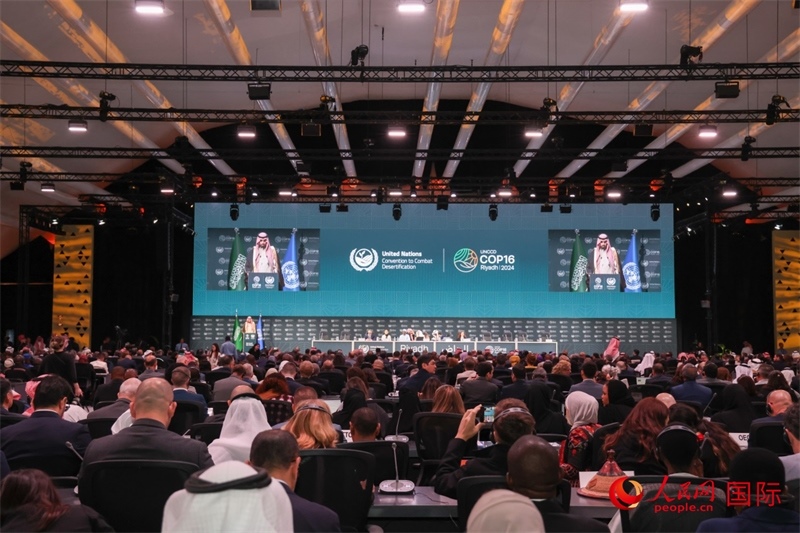《聯(lián)合國防治荒漠化公約》第十六次締約方大會2日開幕。圖為開幕式現(xiàn)場。人民網(wǎng)記者任皓宇攝