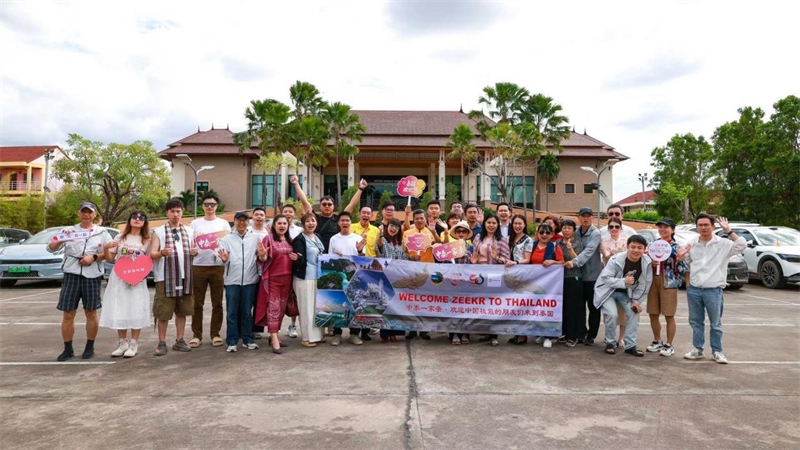 參與活動的中國游客與當?shù)靥﹪撕嫌啊；顒又鬓k方供圖