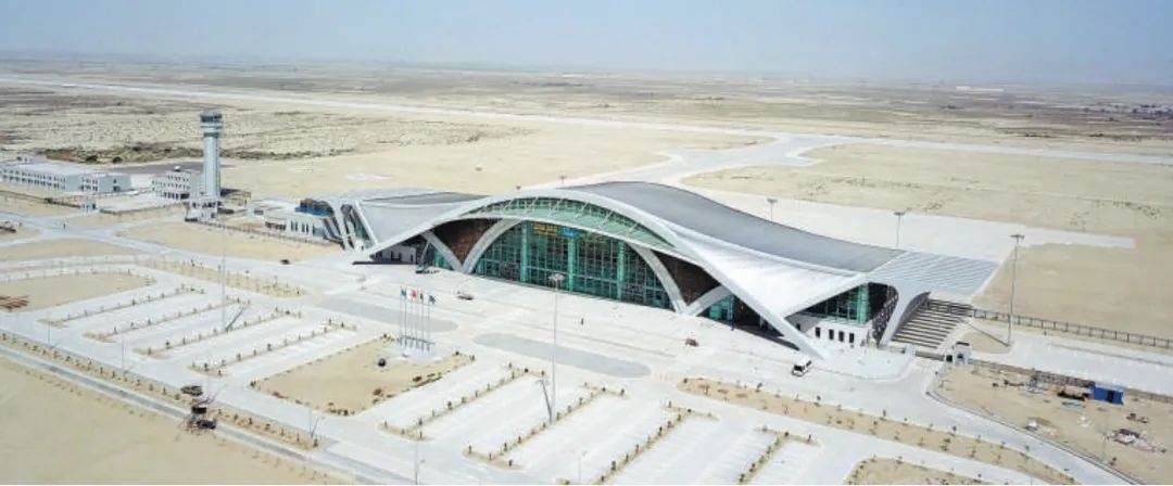 今年10月正式竣工的巴基斯坦瓜達(dá)爾新國際機(jī)場是中巴經(jīng)濟(jì)走廊建設(shè)進(jìn)一步走向深入的重要標(biāo)志，有力推動(dòng)中巴經(jīng)濟(jì)走廊建設(shè)成為高質(zhì)量共建“一帶一路”的示范性項(xiàng)目。圖為瓜達(dá)爾新國際機(jī)場。艾哈邁德·卡邁勒 攝（新華社發(fā)）