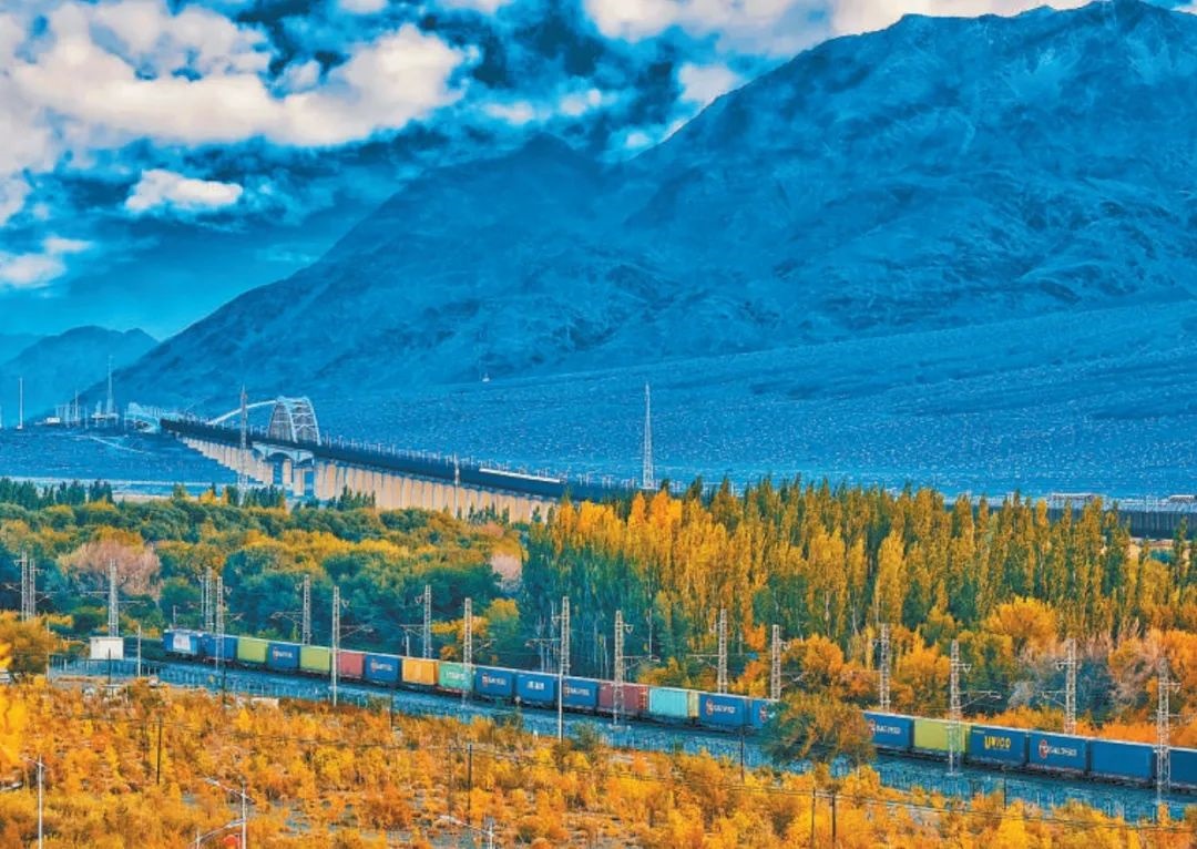 2013年，隨著共建“一帶一路”倡議提出，中歐班列應(yīng)運(yùn)而生。今年11月20日，第十萬列中歐班列正式出境。截至目前，中歐班列累計(jì)運(yùn)送貨物超1100萬標(biāo)箱、貨值超4200億美元，貨物品類達(dá)53大類5萬余種。圖為中歐班列行駛在新疆烏魯木齊達(dá)坂城濕地。擺風(fēng)亮 攝（新華社發(fā)）