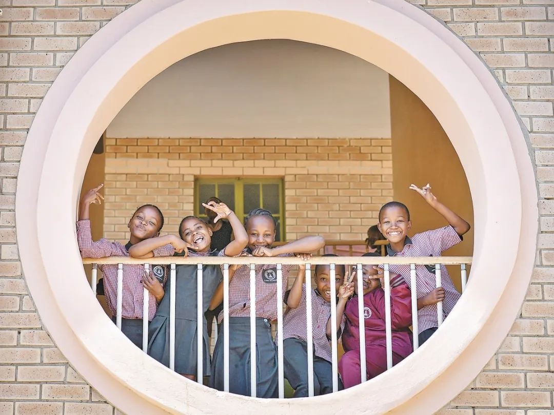 位于博茨瓦納南部的莫帕尼小學(xué)是中國援建的現(xiàn)代化學(xué)校，當(dāng)?shù)貎和慕逃龡l件因此得到改善。圖為莫帕尼小學(xué)課間休息的學(xué)生們。新華社記者 韓旭 攝