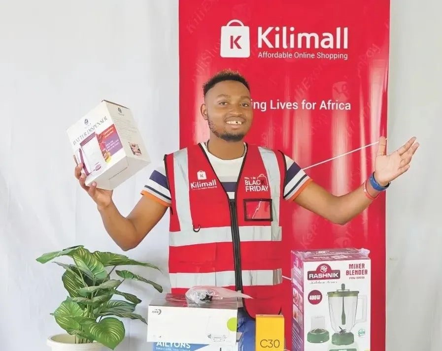 隨著“絲路電商”國際合作深入推進(jìn)，共建“一帶一路”國家雙多邊數(shù)字貿(mào)易規(guī)則對(duì)接不斷強(qiáng)化。借助“絲路電商”合作機(jī)制，肯尼亞主播迪克森·恩甘加在當(dāng)?shù)刂辈ж?。劉婉?攝（新華社發(fā)）