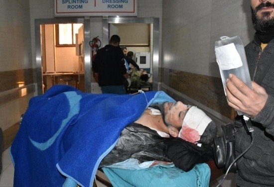 11月29日，在敘利亞阿勒頗，傷者被送往醫(yī)院接受治療。新華社發(fā)