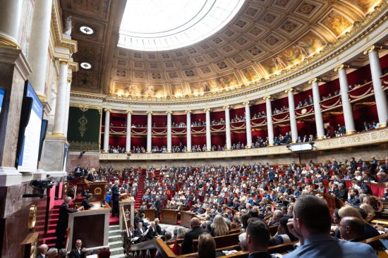 10月1日，法國總理巴尼耶在位于巴黎的法國國民議會(huì)發(fā)表演講。新華社發(fā)（杰克·陳攝）