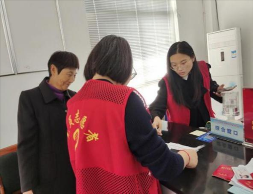 代辦人員為村民辦理醫(yī)保報(bào)銷。 圖片來源：江蘇南通啟東市數(shù)據(jù)局