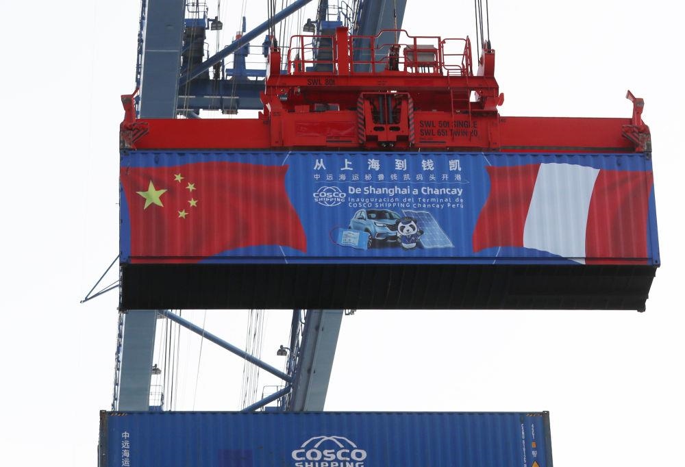 2024年11月14日，在秘魯首都利馬以北的錢凱港，岸邊智能化設(shè)備吊裝集裝箱。