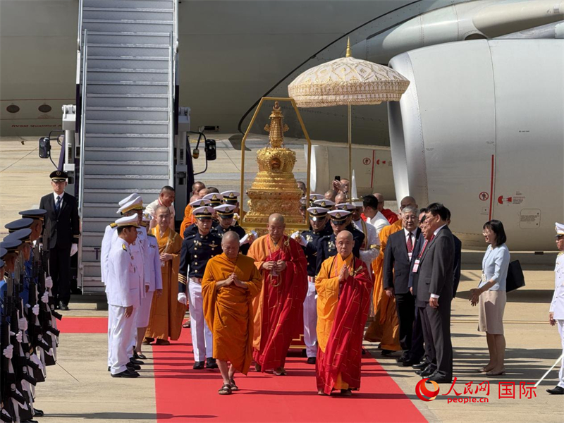 北京靈光寺佛牙舍利抵達(dá)泰國曼谷廊曼軍用機(jī)場。人民網(wǎng)記者章念生攝