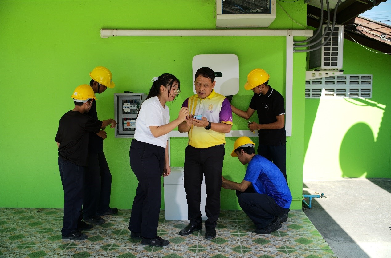 工作人員為當(dāng)?shù)靥﹪蠋熤v解說明。主辦方供圖