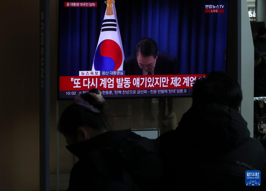 12月7日，在韓國(guó)首爾火車站，民眾觀看總統(tǒng)尹錫悅發(fā)表講話的電視畫面。新華社記者 姚琪琳 攝