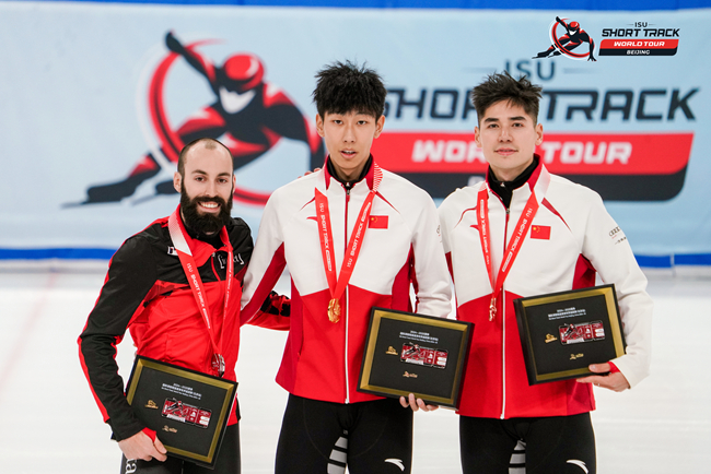 男子500米頒獎儀式，中國選手孫龍(中)奪得冠軍，加拿大選手杜博伊斯(左)獲得亞軍，中國選手劉少昂獲得季軍。賽事組委會供圖