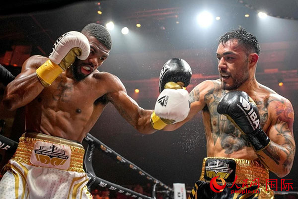 來自剛果民主共和國的帕特里克·穆卡拉（右）獲得了非洲80公斤級冠軍。人民網(wǎng) 塔里克·易卜拉欣攝