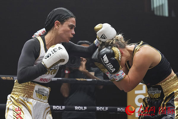 來自伊朗和羅馬尼亞的女選手進行了墊場賽。人民網(wǎng) 塔里克·易卜拉欣攝