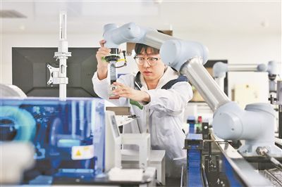 廣東省深圳市科研人員在實驗室調(diào)試智能機(jī)器人。視覺中國供圖