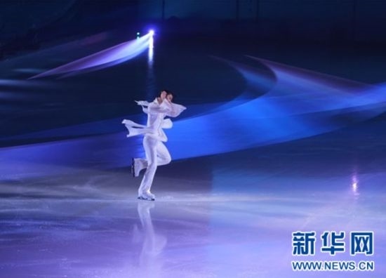 圖為羽生結(jié)弦在表演中。記者 錢錚 攝