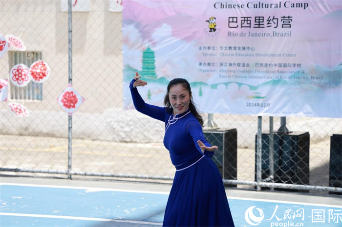 蒙古族舞蹈《熱土》表現(xiàn)出草原兒女的熱情與活力。人民網記者 陳海琪攝