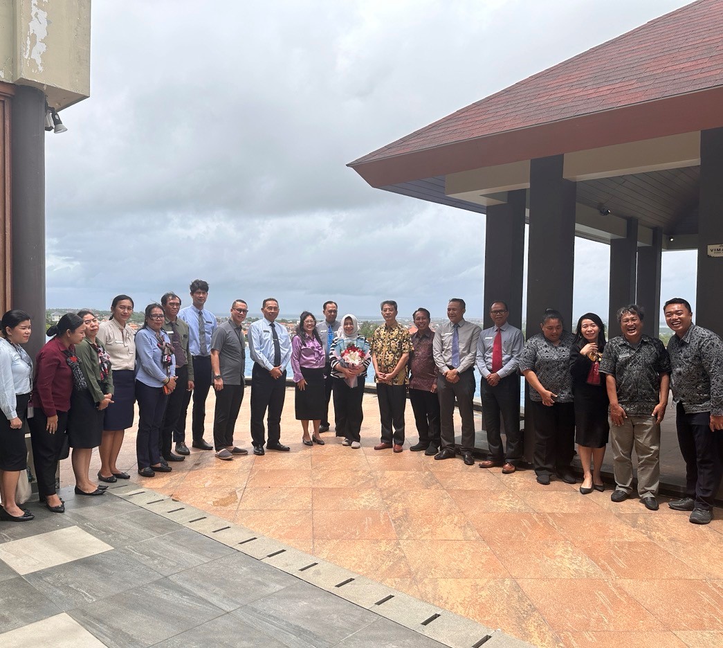 座談會全體人員合影。烏達(dá)雅納大學(xué)旅游孔子學(xué)院供圖