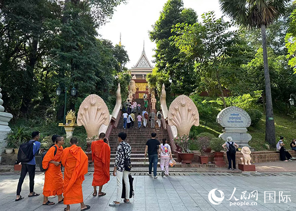 游客在金邊塔山寺游玩。人民網(wǎng)記者 簡(jiǎn)承淵攝